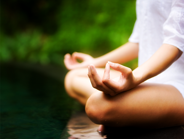 Meditação é uma ótima alternativa para relaxar e controlar a hipertensão (Foto: Reprodução)